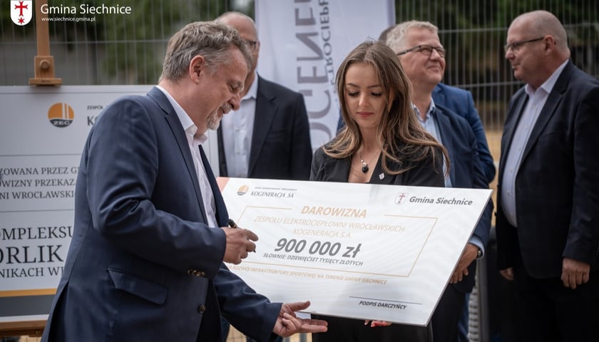 KOGENERACJA S.A. przekazuje Gminie Siechnice darowiznę w wysokościi 900 tys. złotych na rozwój infrastruktury sportowej. Siechnice, 21.07.2026. 