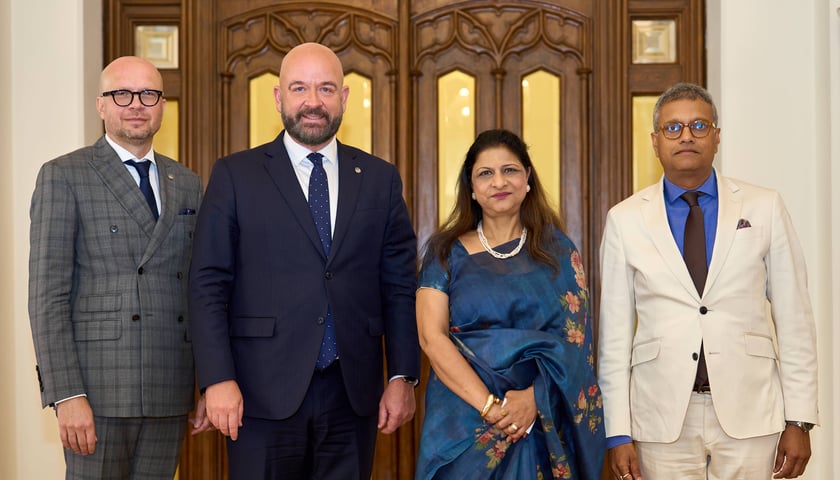 Prezydent Wrocławia Jacek Sutryk i Neeta Bhushan, nowa ambasador  Indii w Warszawie, podczas spotkania we Wrocławiu. Pierwszy z lewej wiceprezydent Wrocławia Jakub Mazur, pierwszy z prawej Kartikey Johri, konsul honorowy Indii we Wrocławiu