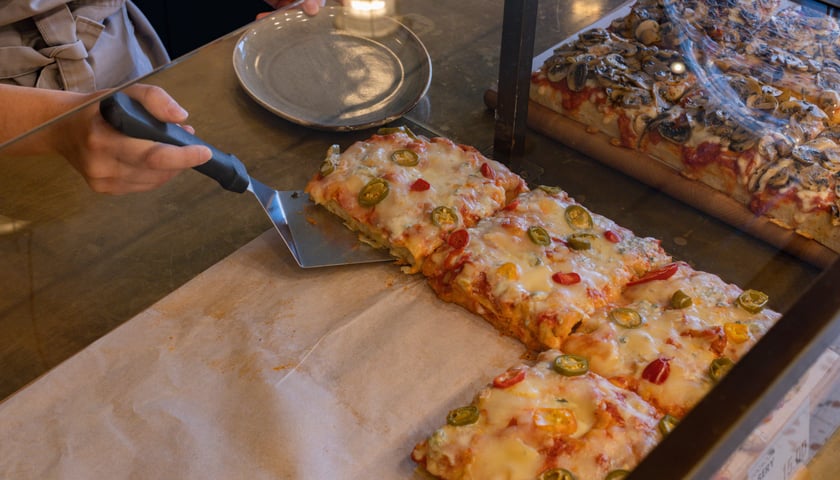 Na zdjęciu kawałki pizzy, których można spróbować w piekarni Poko we Wrocławiu.