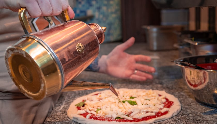 Zdjęcie prezentuje proces powstawania pizzy w nowym lokalu L’Antica Da Michele we Wrocławiu.