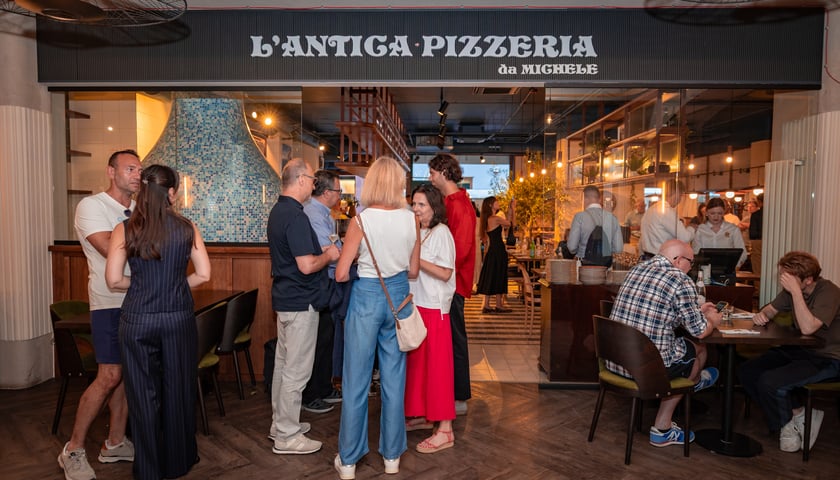 Mieszkańcy podczas otwarcia nowej restauracji L’Antica Da Michele przy ulicy Więziennej we Wrocławiu.