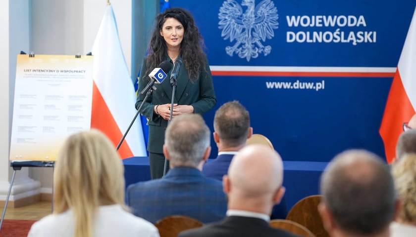 Podpisanie listu intencyjnego w sprawie powołania Dolnośląskiego Akademickiego Korpusu Ochrony Ludności (DAKOL). Wrocław, 21.07.2026. Przy mikrofonie Wojewoda Dolnośląski Anna Żabska.
