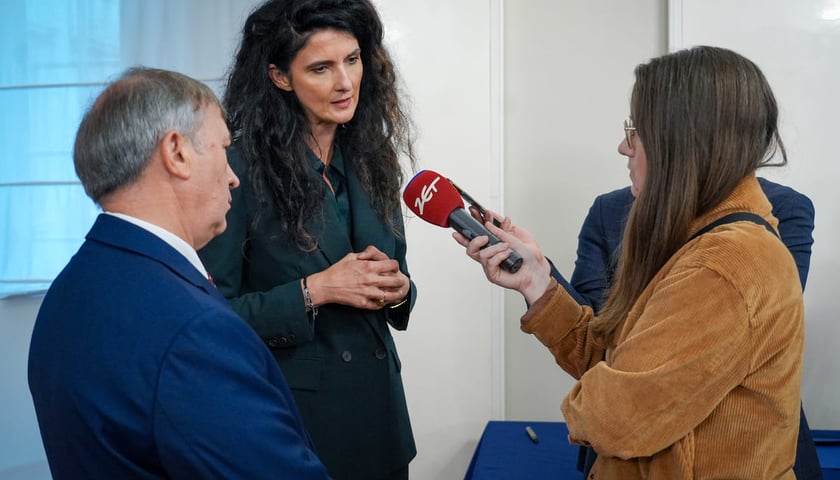 Podpisanie listu intencyjnego w sprawie powołania Dolnośląskiego Akademickiego Korpusu Ochrony Ludności (DAKOL). Wrocław, 21.07.2026. Przy mikrofonie Wojewoda Dolnośląski Anna Żabska.