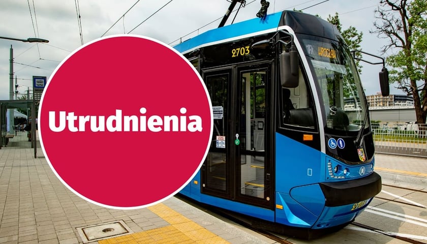 W tle tramwaj, w kółku napis Utrudnienia