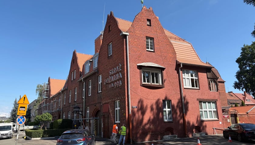 Rozpoczęto oczyszczanie elewacji historycznego budynku Jednostki Ratowniczo-Gaśniczej nr 2 przy ul. Gdańskiej. Na zdjęciu zabytkowy budynek ze stojącymi rusztowaniami