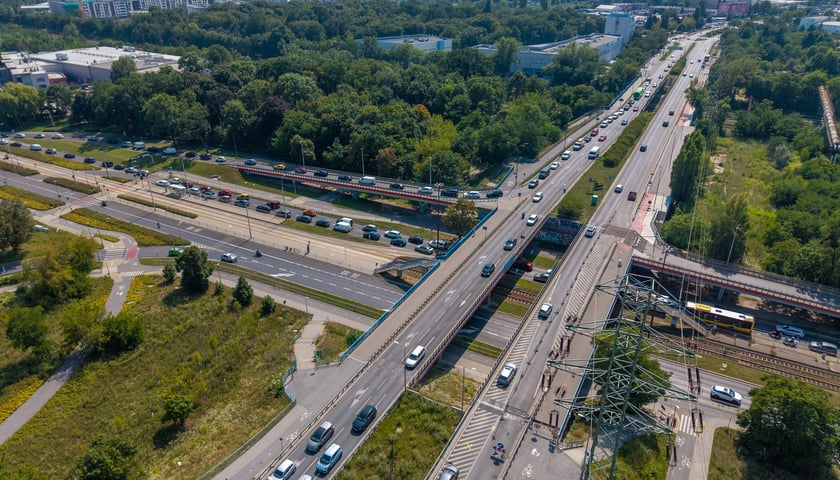 Zmiana organizacji ruchu na Al. Armii Krajowej. Na zdjęciu: popołudniowe korki związane z remontem dylatacji, zdjęcie z drona