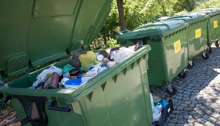 Zdjęcie ilustracyjne: kontenery na śmieci 