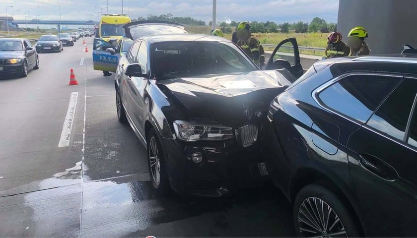 Karambol na A4: rozbite auta pod wiaduktem na autostradzie