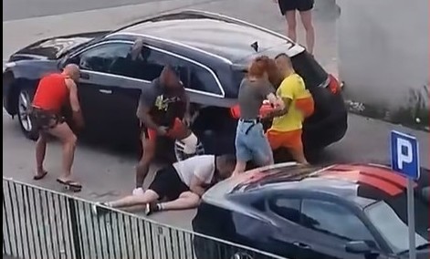 Stopklatka z nagrania z zajścia na ul. Okulickiego (nagranie udostępnione przez świadka zdarzenia)