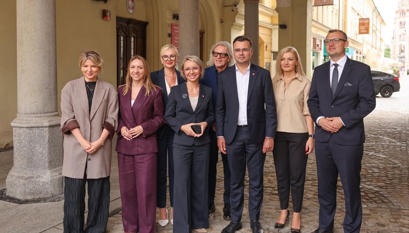 Konferencja prasowa dotycząca bezpieczeństwa dzieci w internecie oraz smartfonów w szkołach. Na zdjęciu  wiceminister kultury Maciej Wróbel, oraz wiceprezydent Wrocławia Mateusz Żak w towarzystwie parlamentarzystów