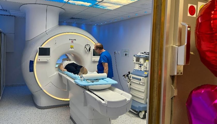 Pracownia diagnostyczna w szpitalu im. Marciniaka we Wrocławiu. Na zdjęciu badanie w szpitalu