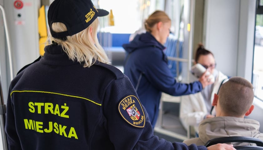Wspólny patrol strażników miejskich i kontrolerów biletowych MPK