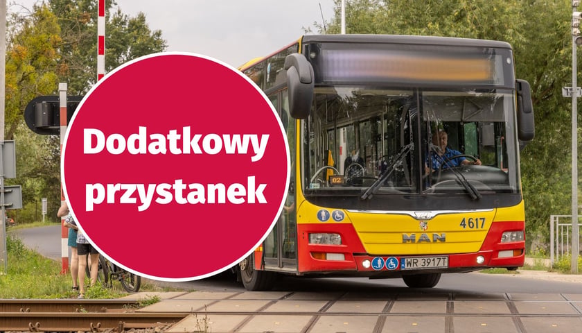 zdjęcie ilustracyjne: informacja "dodatkowy przystanek" w tle autobus