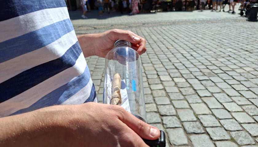 Butelki z tritanu trafiły do nowych właścicieli. Akcja ich rozdawania odbyła się na Rynku w środę (29 lipca 2026 r.)