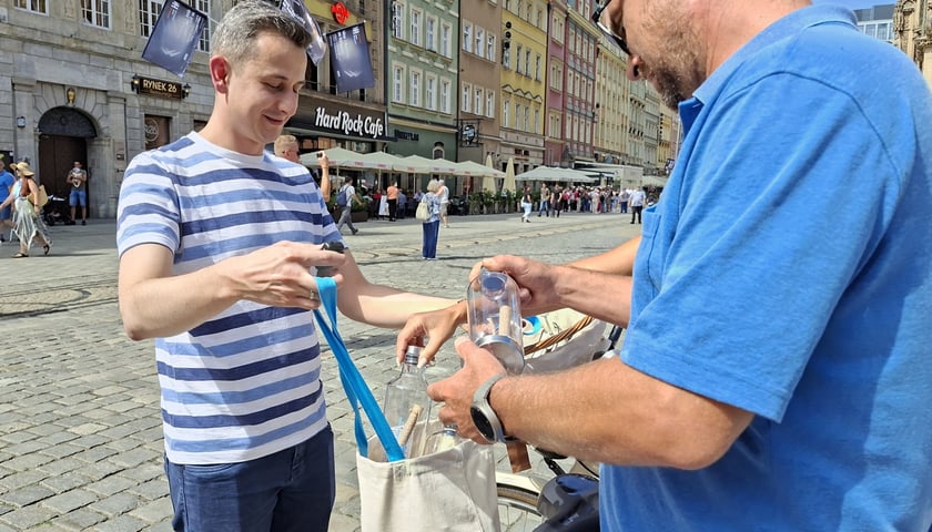 Butelki z tritanu trafiły do nowych właścicieli. Akcja ich rozdawania odbyła się na Rynku w środę (29 lipca 2026 r.)