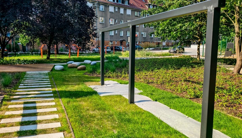 Podwórko w trójkącie ulic Kromera – Bydgoska – Łąka Mazurska po rewitalizacji