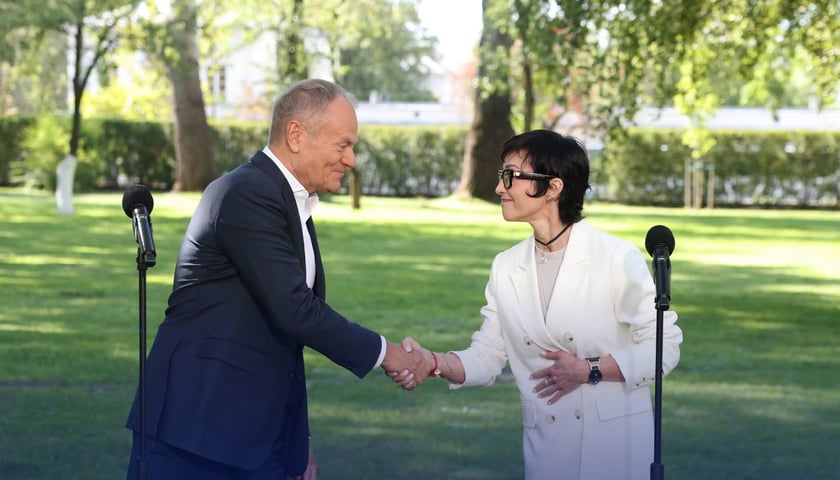 Premier Donald Tusk (z lewej) ściska dłoń prof. Barbarze Mróz-Gorgoń powołanej na Pełnomocniczkę Rządu ds. „Marki Polska”.