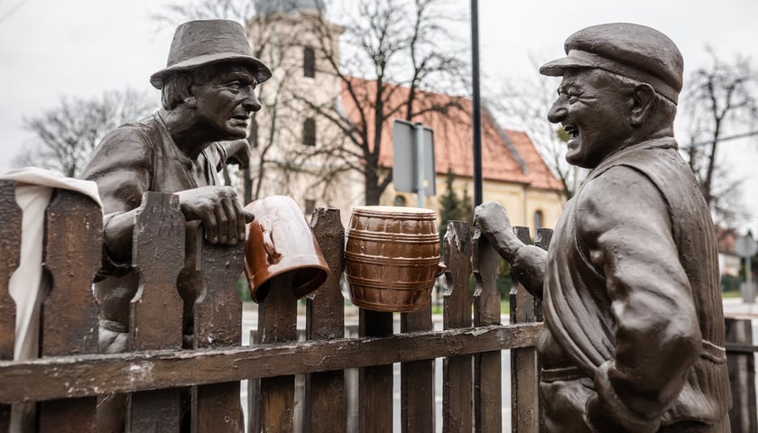Rzeźba przedstawiająca sylwetki Kargula i Pawlaka stojących przy płocie