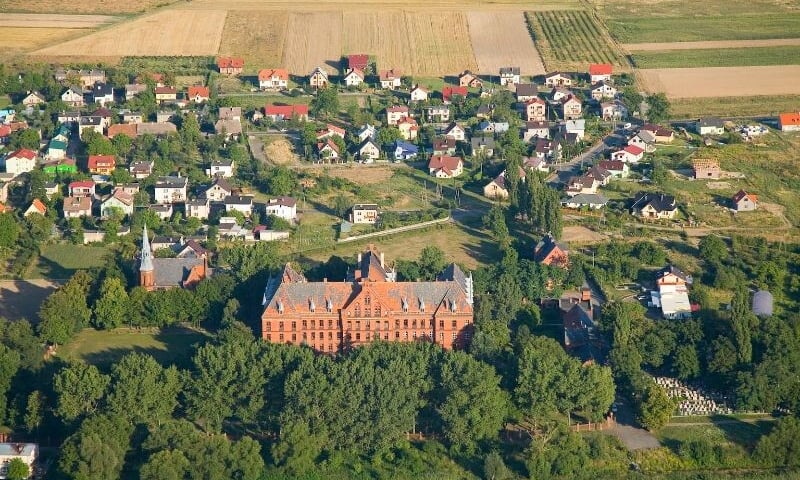 Panorama Dobroszyc, na pierwszym planie kompleks kościelny