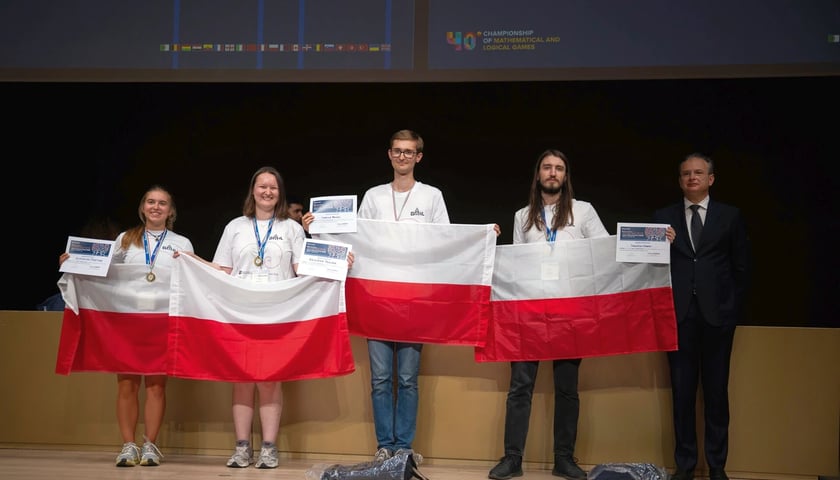 <p>Martyna Łopianiak (PWr), Paulina Żeleźnik (UWr) oraz studenci Uniwesrystetu Warszawskiego - zwycięska drużyna studencka na 40. Międzynarodowych Mistrzostwach Gier Matematycznych w Mediolanie.&nbsp;</p>