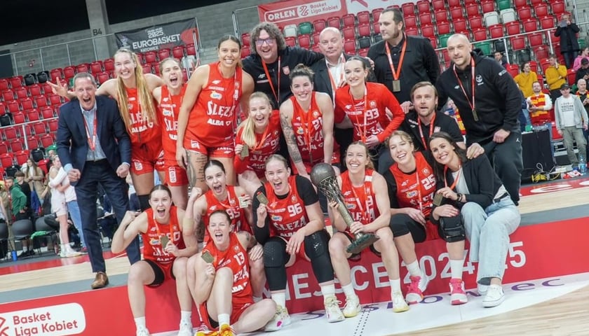 1KS Ślęza Wrocław zagra w meczu, jako zdobywca Pucharu Polski (na zdjęciu: zespół z medalami i pucharem po dekoracji po zakończonym meczu PP w Sosnowcu).