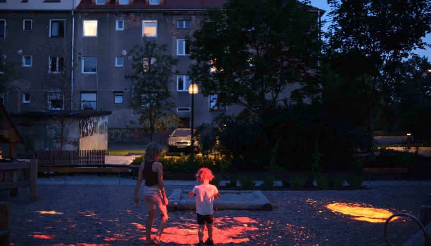 Podwórko na Karłowicach (Kromera/Bydgoska/Łąka Mazurska) ma swoje drugie, nocne oblicze. Zamontowane tu w trakcie rewitalizacji projektory pozwalają wyświetlać na nawierzchni różne obrazy, m.in. mapę nocnego nieba czy planszę do gier podwórkowych. 30.07.2026 r.