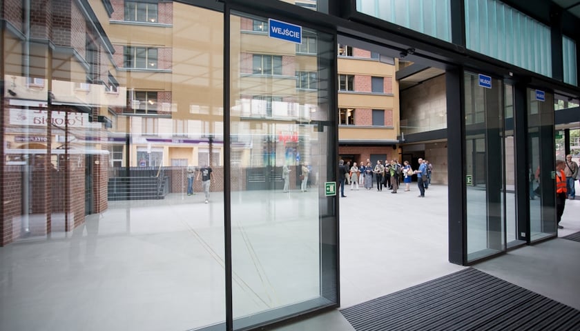 Capitol na okrągło!