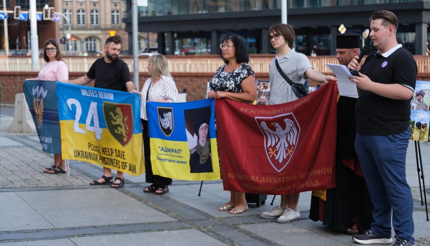 Wiec pamięci jeńców wojennych i ofiar rosyjskiej agresji na Ukrainie przy fontannie na ul. Oławskiej - 31 lipca 2026 r.