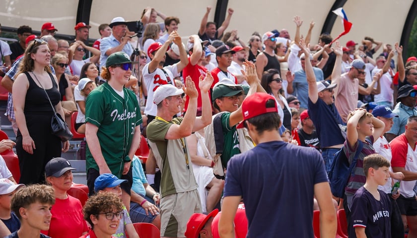 Trybuny pełne kibiców podczas finału Mistrzostw Europy Grupy B w Baseballu