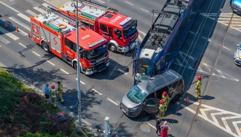 miejsce wypadku na zdjęciu z drona: strażacy pracują przy zabezpieczeniu miejsca wypadku tramwaju z samochodem