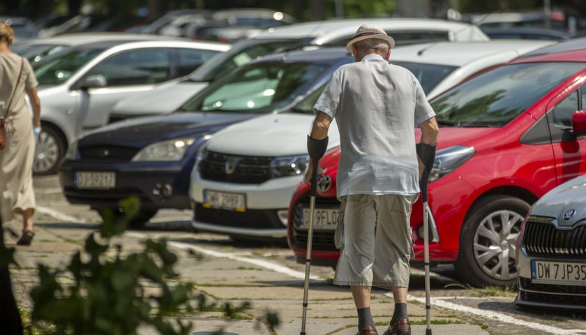 <p>Upał w mieście może być niebezpieczny m.in. dla senior&oacute;w. Na zdjęciu starszy mężczyzna o kulach idący chodnikiem. Zdjęcie archiwalne.</p>