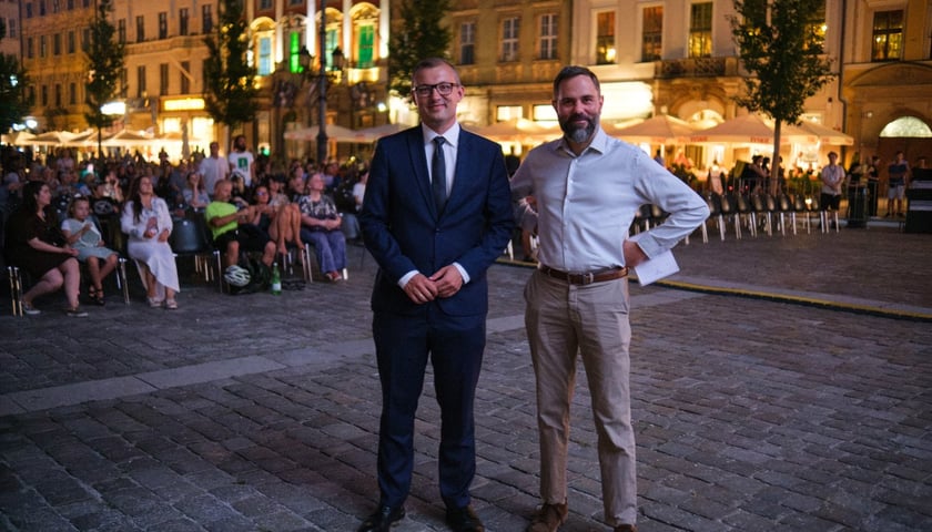 Mateusz Żak, wiceprezydent Wrocławia i Marek Mutor, wicedyrektor Zakładu Narodowego im. Ossolińskich