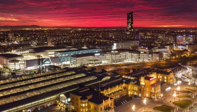 zdjęcie ilustracyjne: panorama Wrocławia (na pierwszym planie Dworzec Główny PKP, w tle Sky Tower)