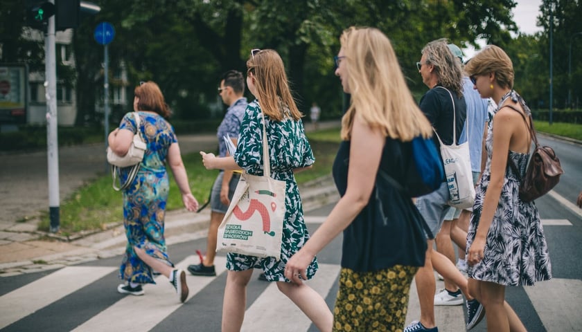 Grupa kobiet na przejściu dla pieszych. Zdjęcie wykonane podczas jednego z sąsiedzkich spacerów we Wrocławiu.