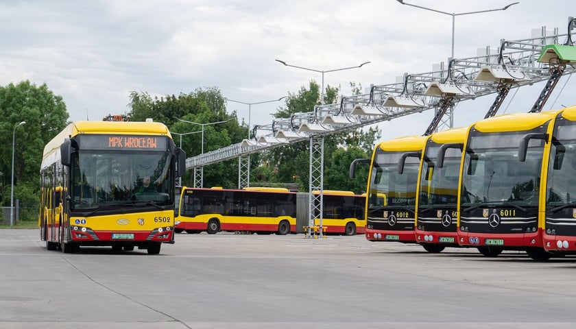 Elektryczny Solaris wśród elektrycznych Mercedesów na zajezdni Obornicka