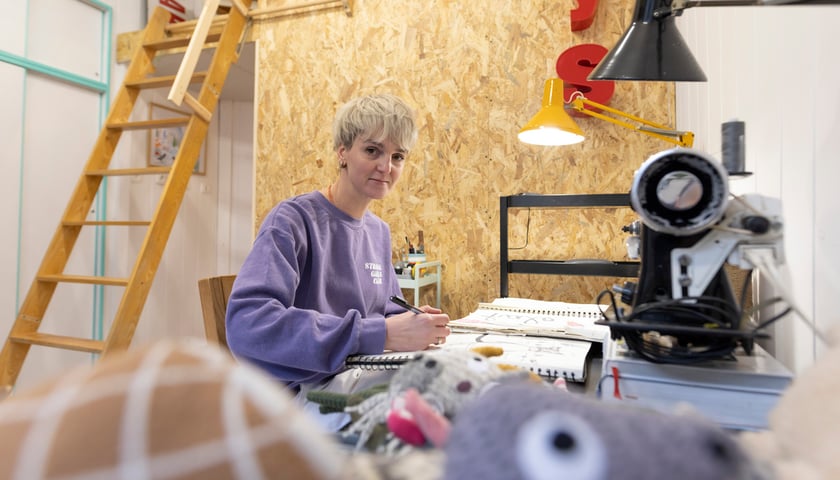 Pani Dorota Dziak, szyjąca Uglytoys