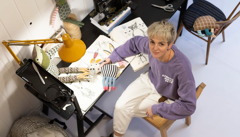 Pani Dorota Dziak, szyjąca Uglytoys