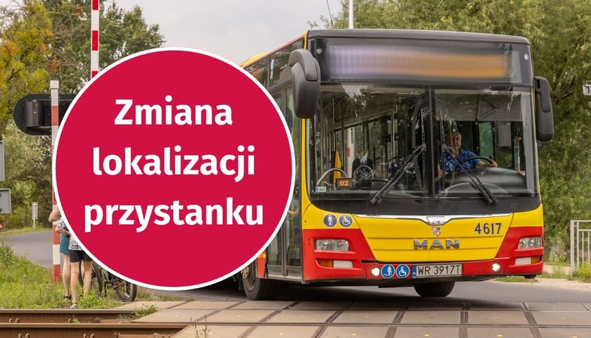 W tle: autobus MPK Wrocław, w kółku napis: ''zmiana lokalizacji przystanku''