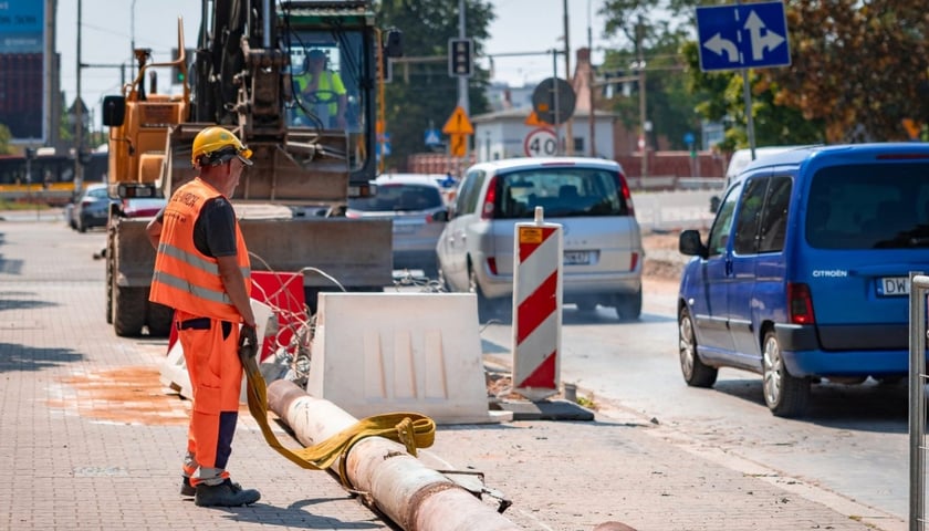 Zdjęcie z prowadzonej obecnie przebudowy ul. Gajowickiej po północnej stronie Al. Hallera (widoczny mężczyzna w roboczym ubraniu i koparka). Od 8 sierpnia prace rozpoczną się także po południowej stronie skrzyżowania (na odcinku od Hallera do Racławickiej).