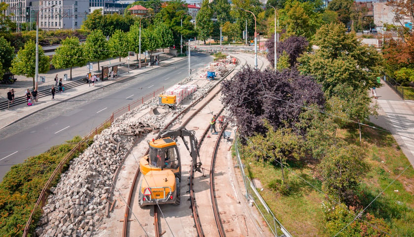 Widok na ulicę Peronową oraz remontowane odcinki torowiska tramwajowego.