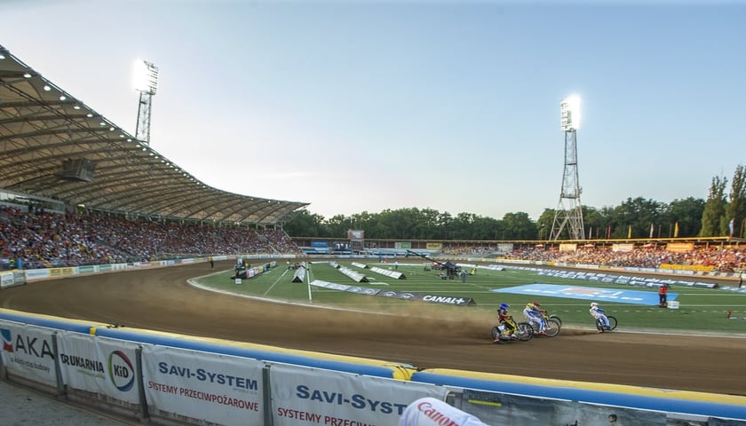 Stadion Olimpijski jest areną, na której odbywają się zawody żużlowe na najwyższym poziomie. Na zdjęciu fragment meczu żużlowców Sparty Wrocław
