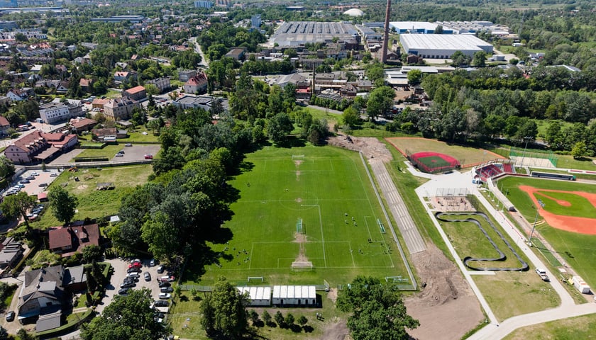 Przebudowę przejdzie widoczny na zdjęciu stadion na Zakrzowie. Korzystają z niego piłkarze Polaru i na boisku obok drużyna baseballu Barons Wrocław