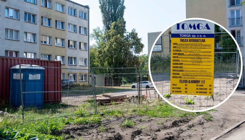 Przenośna toaleta i kontener ogrodzone stalowym płotkiem - zaplecze budowy na podwórku między ulicami Hallera, Mielecką, Połaniecką i Stalowowolską, po prawej - w okrągłym kadrze -tablica informacyjna inwestycji.