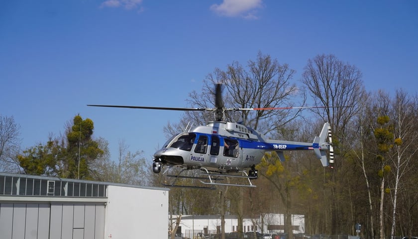 Śmigłowiec Bell 407GXi to  maszyna dolnośląskiej policji stacjonująca we Wrocławiu. Zdjęcie archiwalne z 2025 roku.