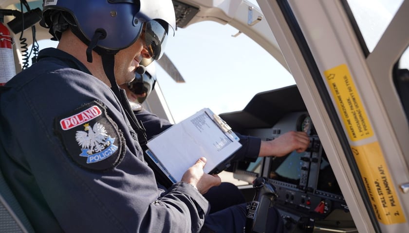 <p>Pilot policyjnego śmigłowca Bell 407GXi, zdjęcie archiwalne z 2025 roku.</p>