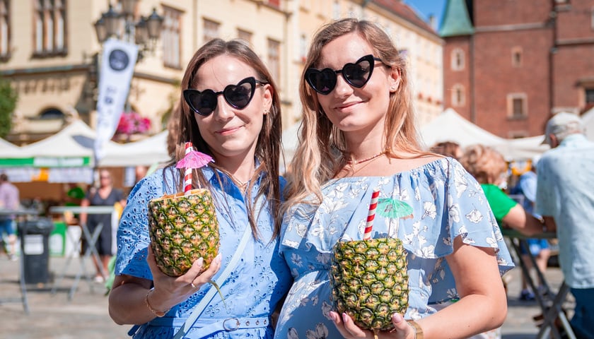 Uśmiechnięte kobiety w Rynku podczas Wrocławskiej Fety