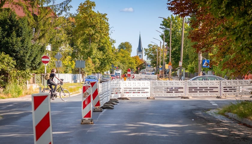 Biało-czerwone słupki na Gajowickiej, 8 sierpnia 2026