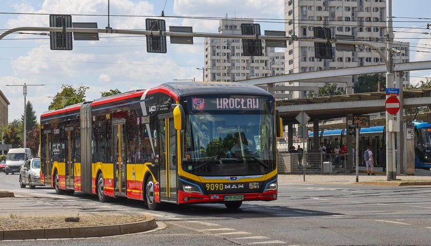 Przegubowy autobus elektryczny MAN Lion’s City 18 E jedzie ulicą przez Rondo Reagana.