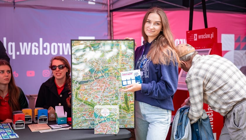 Zebranie 9 pieczątek na różnych stoiskach skutkuje fajną nagrodą
