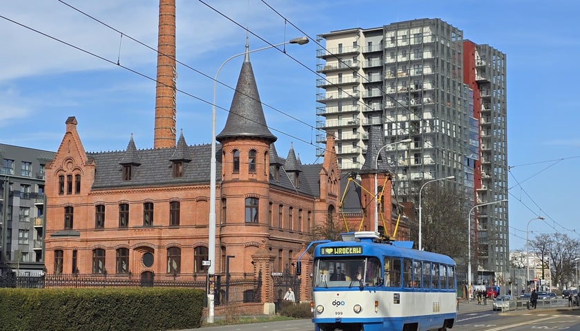 Tramwaj Tatra T3SUCS na ulicach Wrocławia